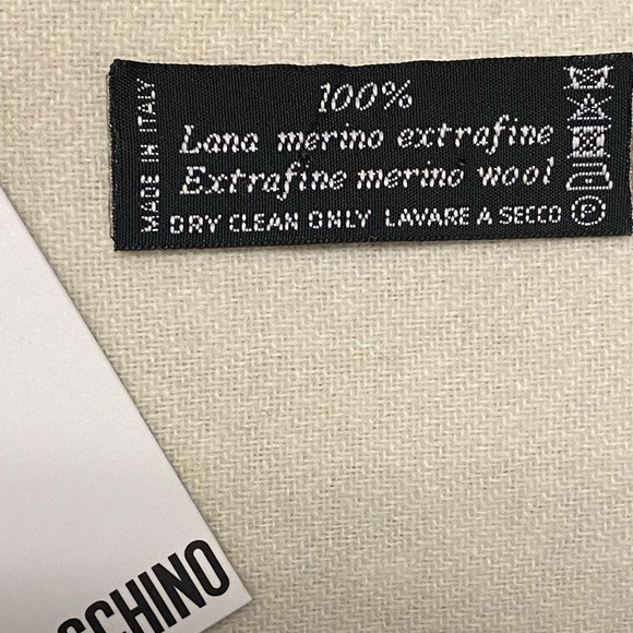 Moschino Hearts Wool Scarf - Picture 5 of 5